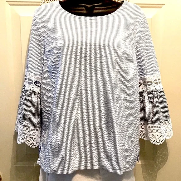 NEW Crown & Ivy Seersucker Striped Bell Sleeve Top White Blue Size M - Picture 4 of 13